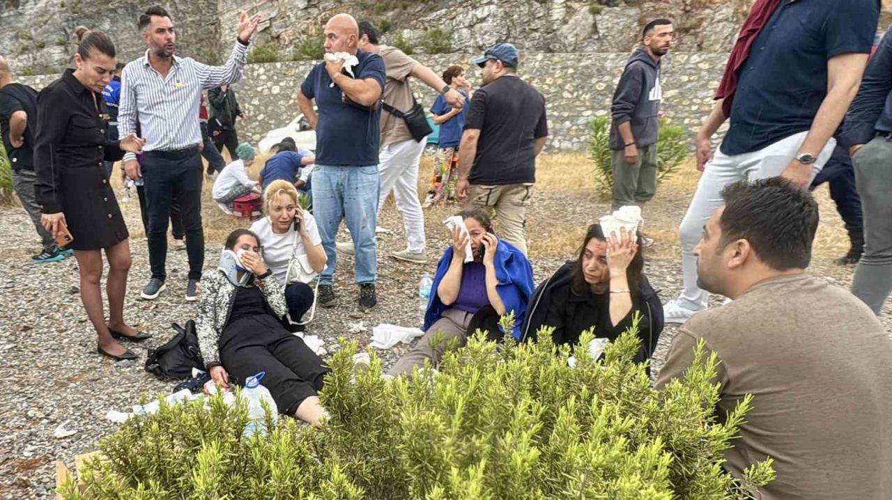 Bodrum’da can pazarı: Minibüsle otomobil çarpıştı, 15 kişi yaralandı