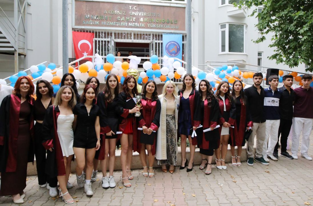 Sağlık Hizmetleri MYO öğrencileri mezun oldu