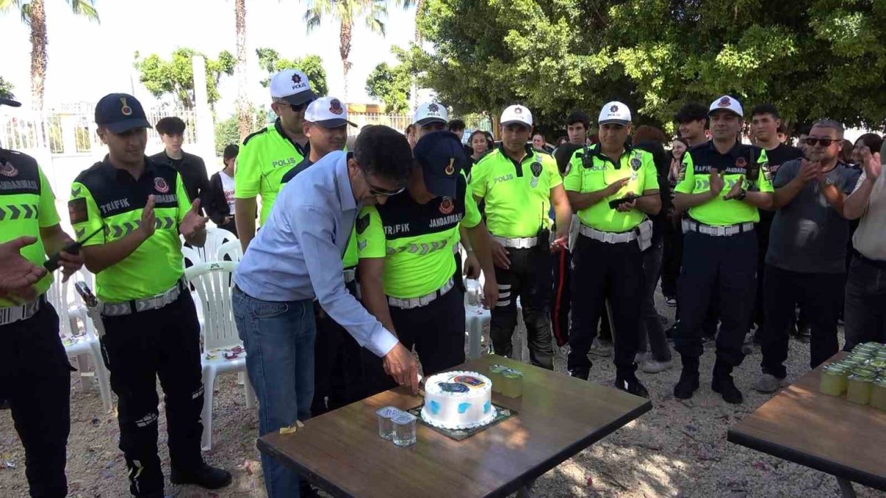 Kaza ihbarıyla çağrılan trafik ekiplerine pastalı, meşaleli sürpriz kutlama