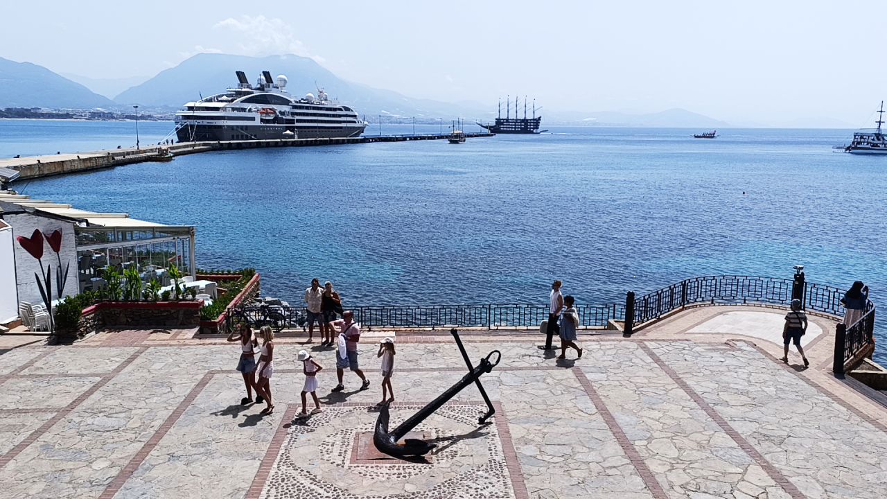 Lüks kruvaziyer Alanya Limanı'na demirledi