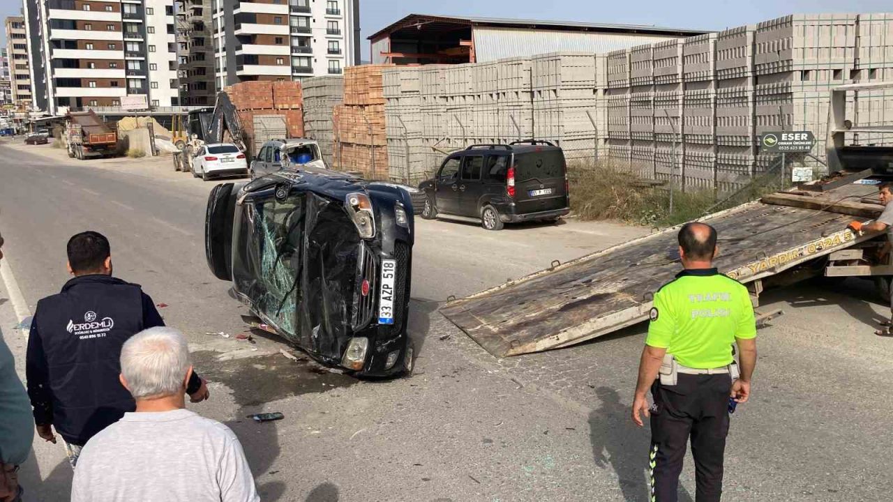 Otomobil refüje çarpıp, iki araca vurup ters döndü