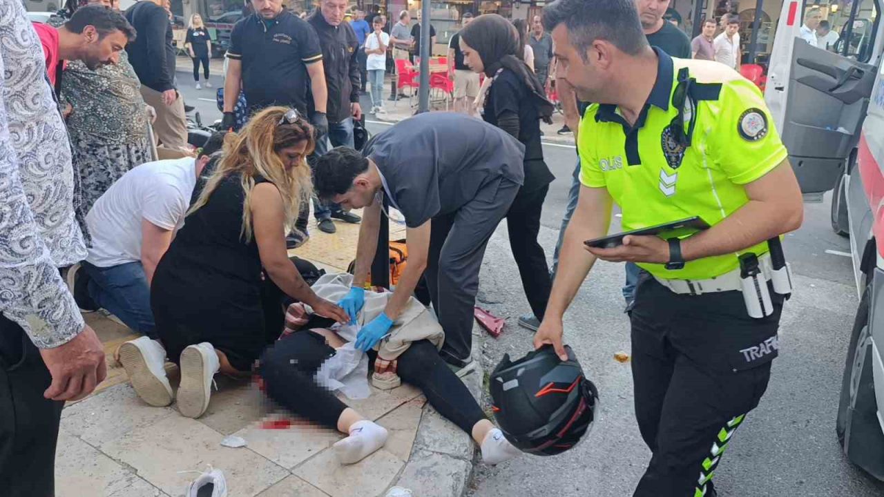 Antalya’da ters yönden çıkan otel servisi ile motosiklet çarpıştı: 1 ölü