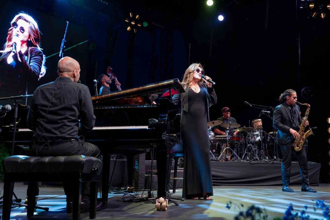 8. Akra Caz Festivali’nde Duygusal Anlar: Melody Gardot Antalya’da Bebeğiyle Sahnedeydi