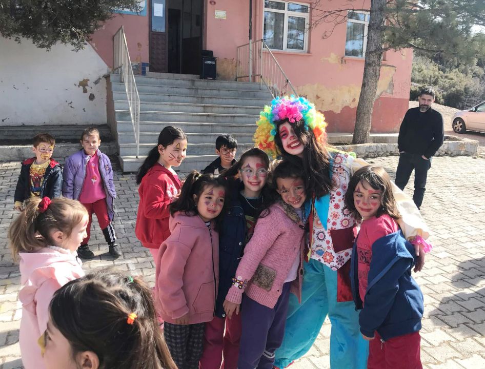 Eğirdirli Öğrencilerden Köy Çocuklarına Tiyatro ve Danslı Etkinlik