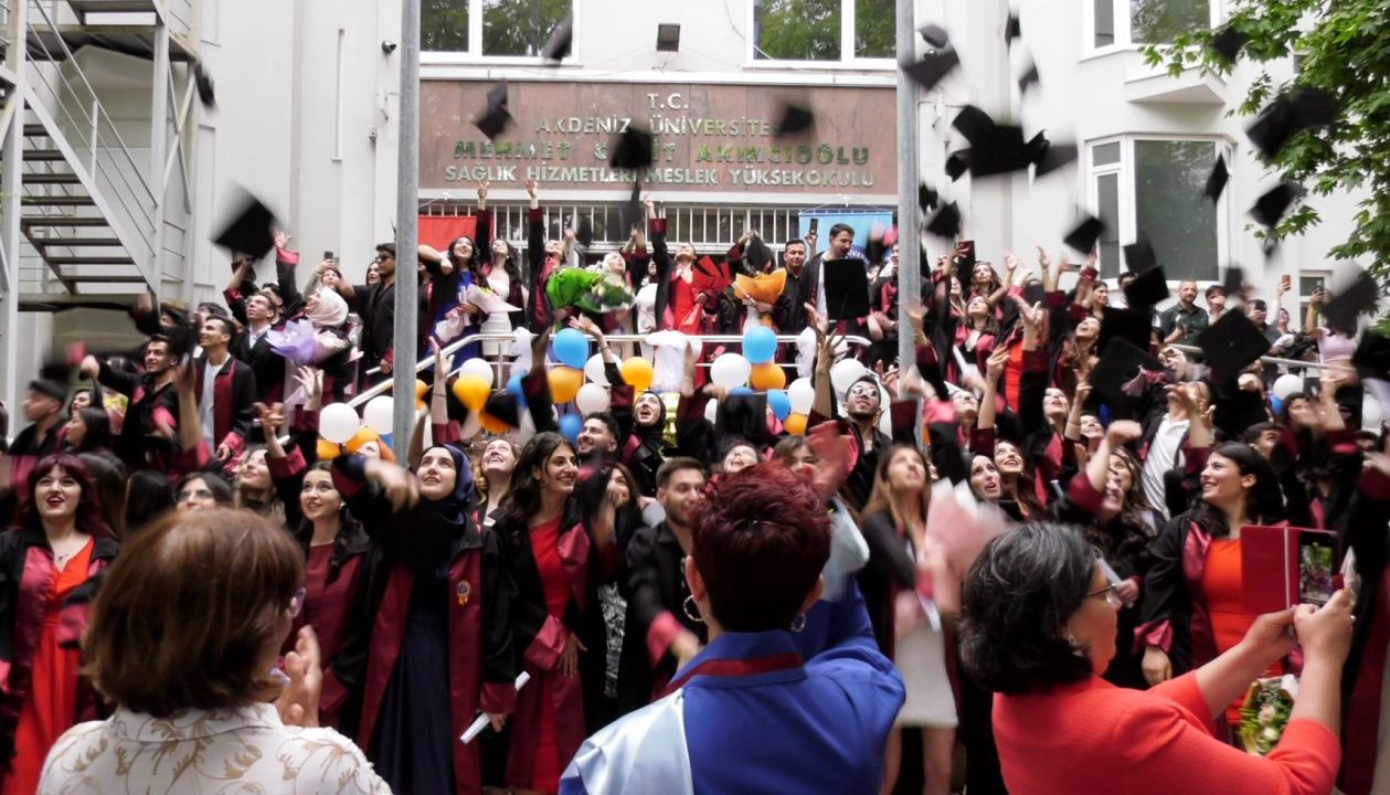 Sağlık Hizmetleri MYO öğrencileri mezun oldu