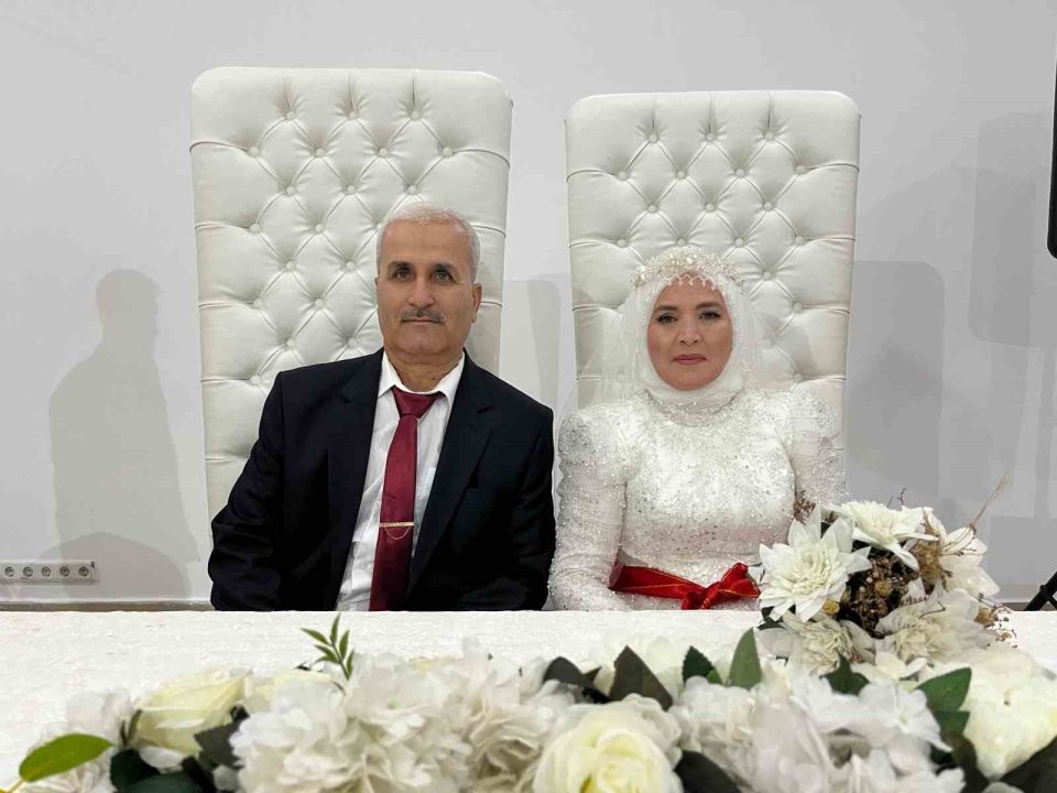 33 yıl sonra gelinlik ve damatlık giydiler