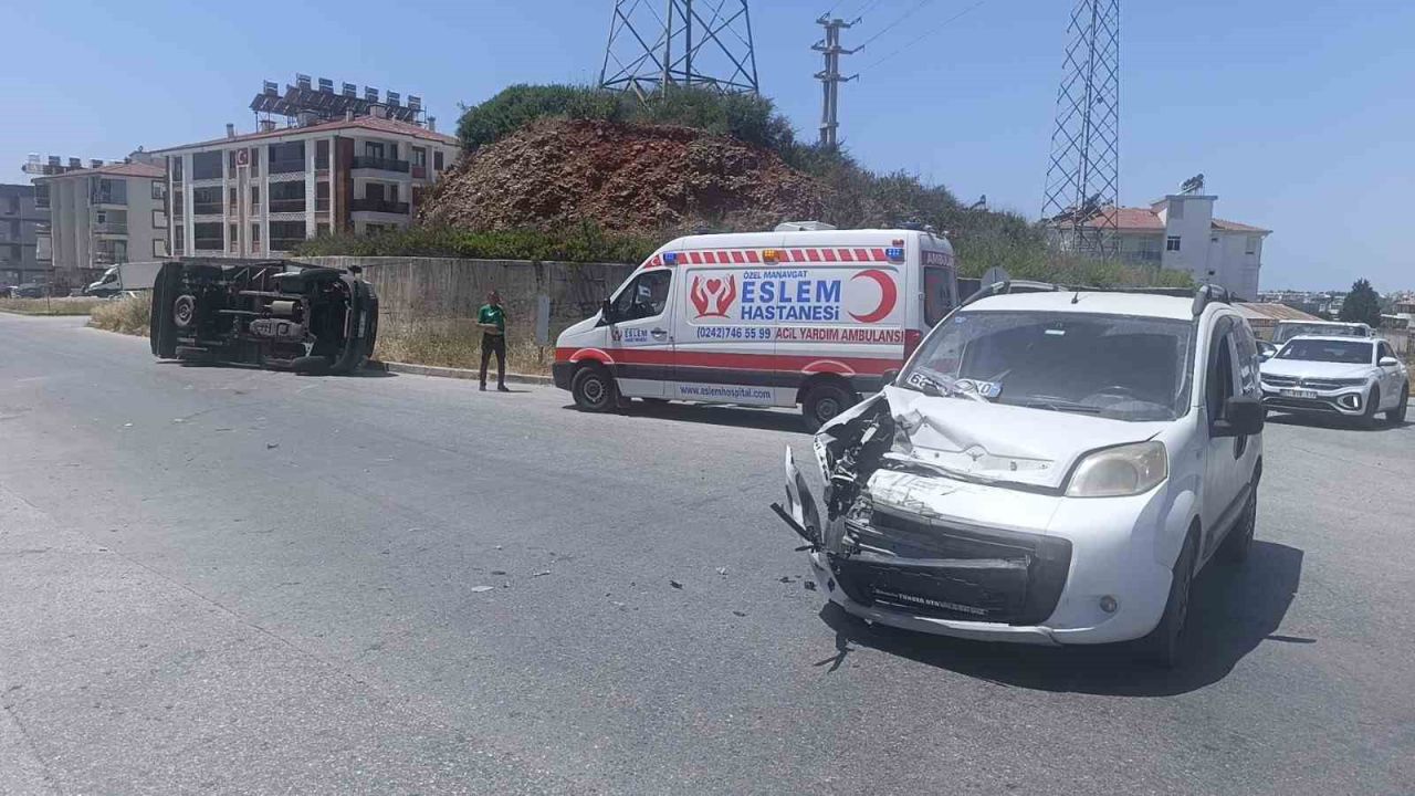 Ticari araç yandan çarptığı kamyoneti devirdi