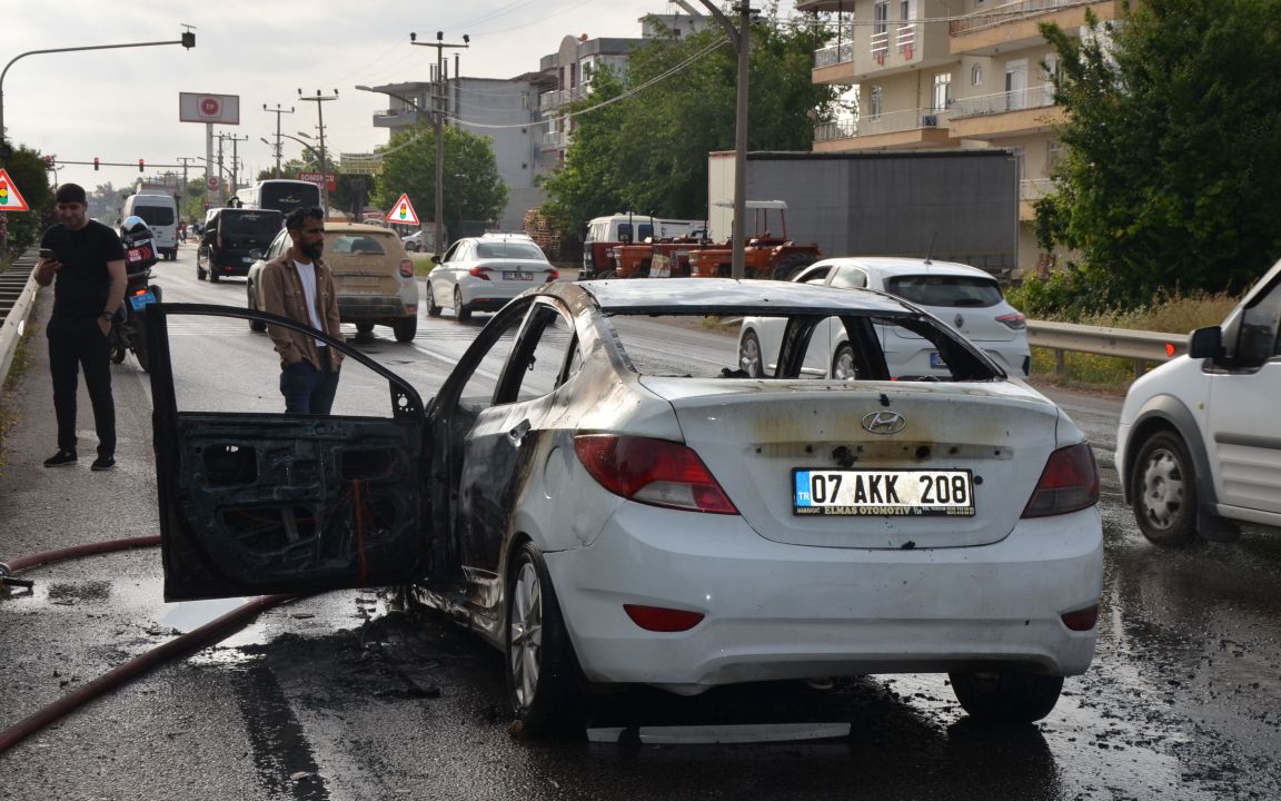 Serik İlçesinde Seyir Halindeki Otomobil Yandı