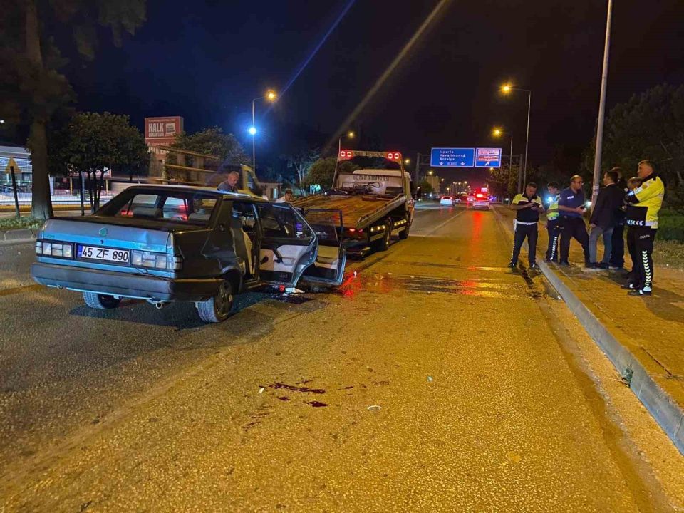 Tırla çarpışan Tofaş hurdaya döndü: 2 yaralı
