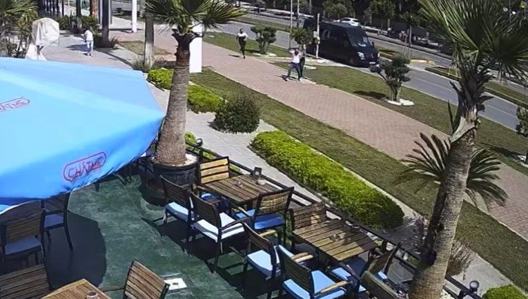 Yolun karşısına geçmek için beklerken 3 kişi tarafından tekme tokat dövüldü