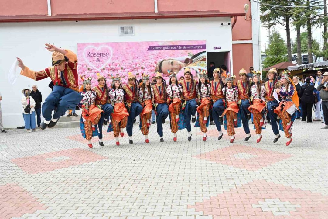 Isparta’da gül hasadı, festival coşkusunu doruklara taşıdı