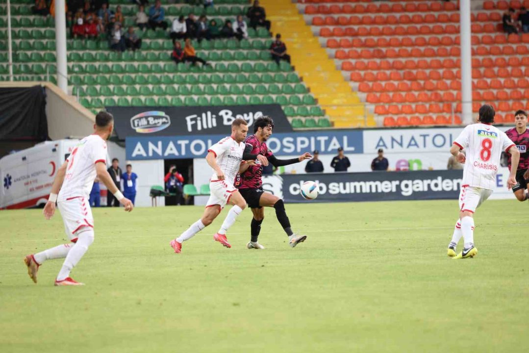 Trendyol Süper Lig: Alanyaspor: 1 - Sivasspor: 0 (İlk yarı)