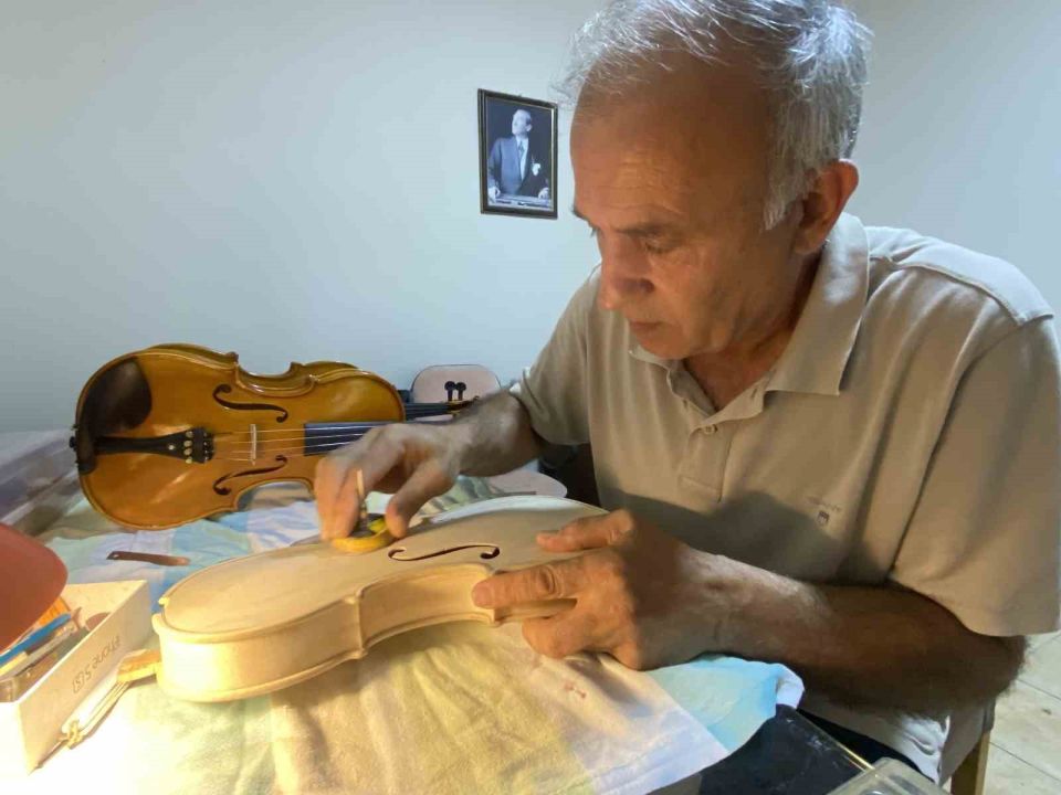 Annesinin altınlarını bozdurup aldığı keman, emekliliğinde mesleği oldu