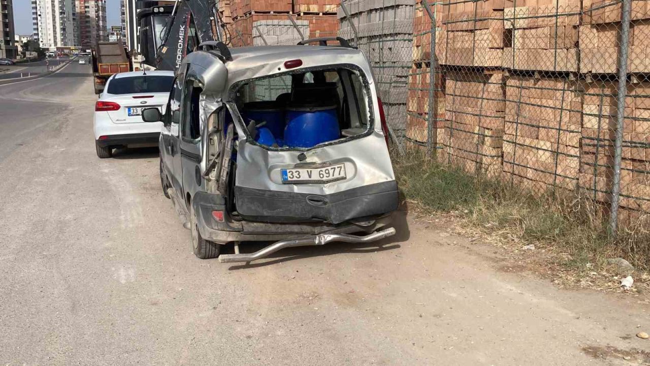 Otomobil refüje çarpıp, iki araca vurup ters döndü