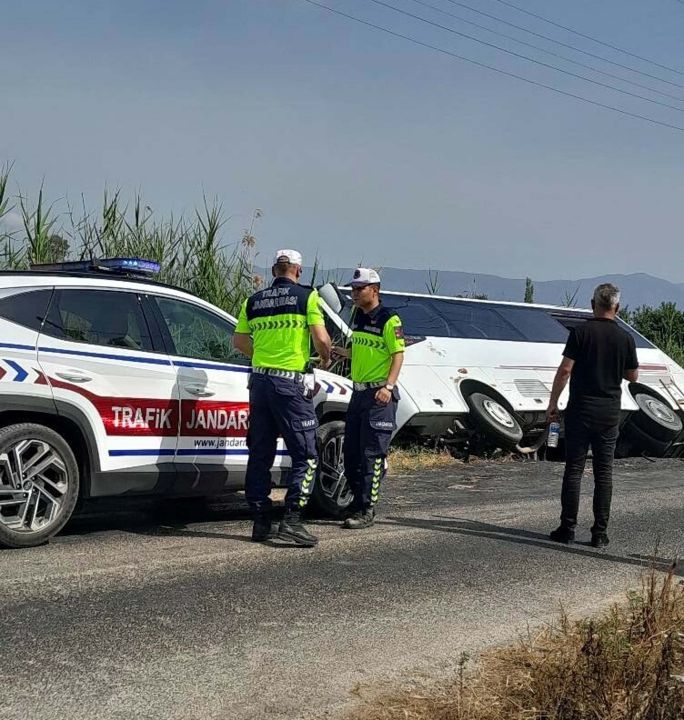 Muğla'da turistleri taşıyan midibüs devrildi: 1 yaralı