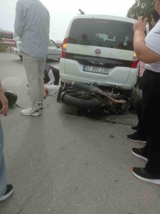 Antalya’da emniyet şeridinde duran araca motosiklet çarptı: 1 ağır yaralı