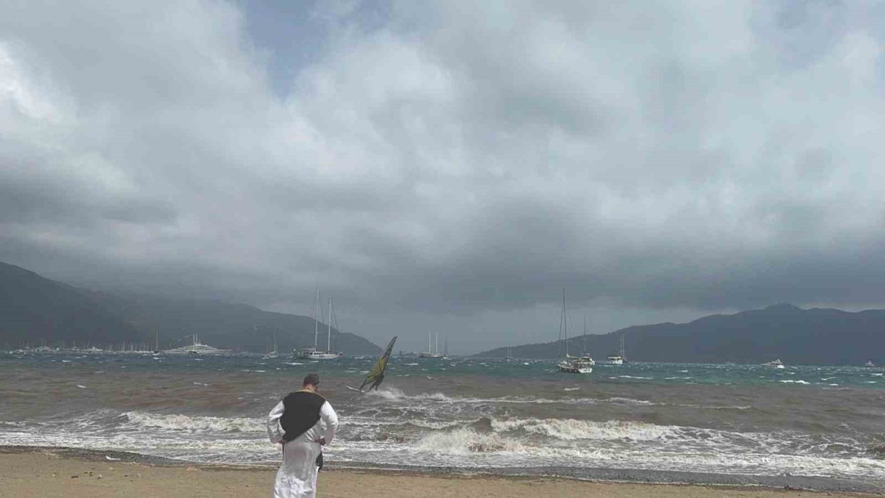Meteoroloji uyarmıştı! Marmaris’te rüzgar şiddetini artırdı