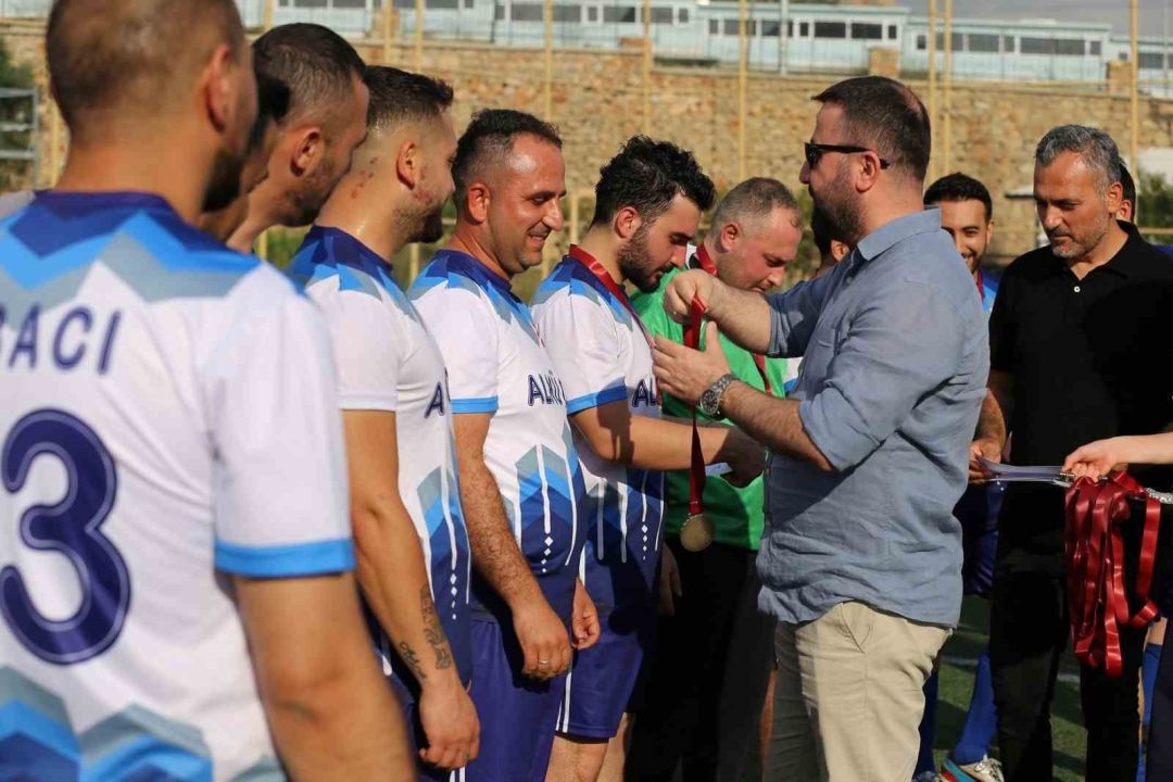 ALKÜ 10. Yıl Futbol Turnuvası Nefes Kesti: Finalde Şampiyonluk Sevinci