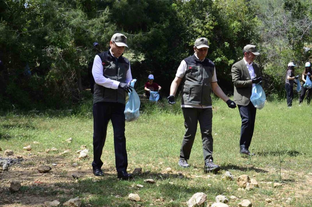 Yenişehir’de öğrenciler ormanlık alanda temizlik yaptı