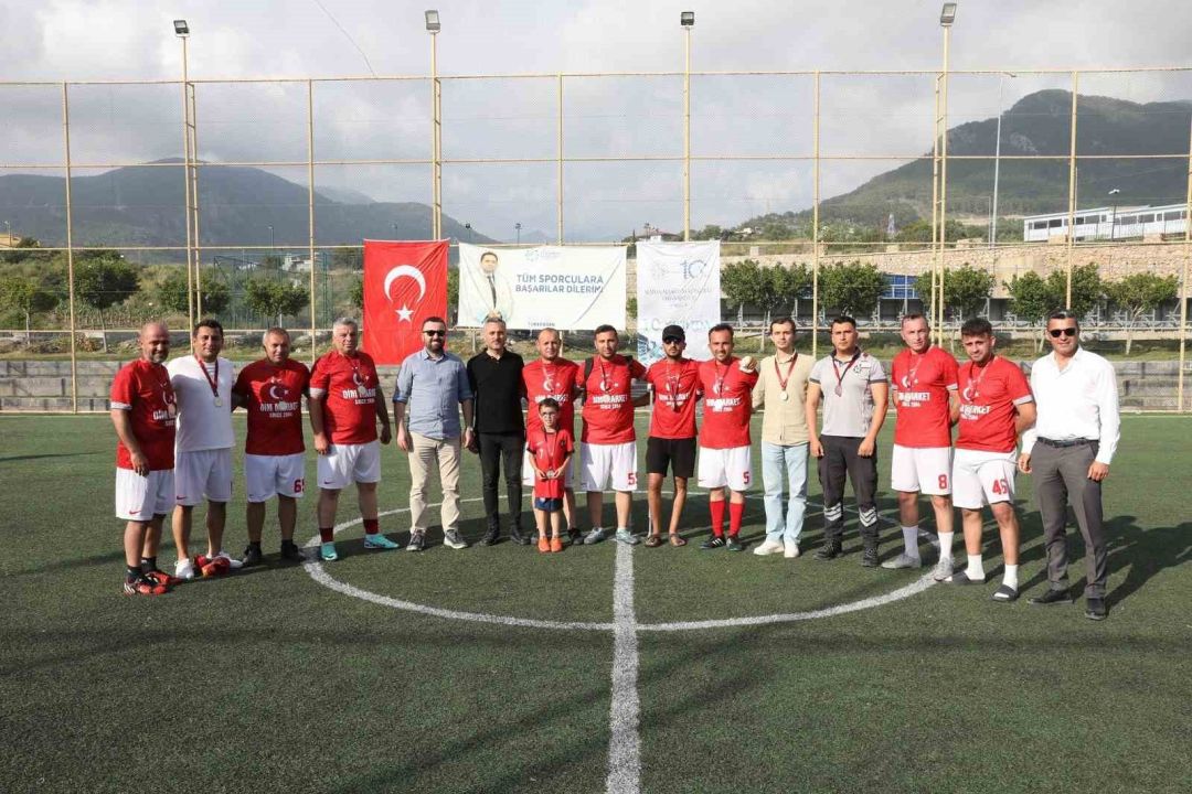 ALKÜ 10. Yıl Futbol Turnuvası Nefes Kesti: Finalde Şampiyonluk Sevinci