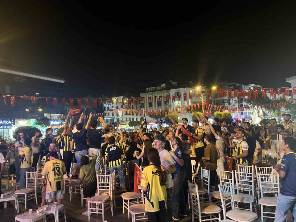 Fenerbahçe’nin şampiyonluğu meşaleler ve bayraklarla kutlandı