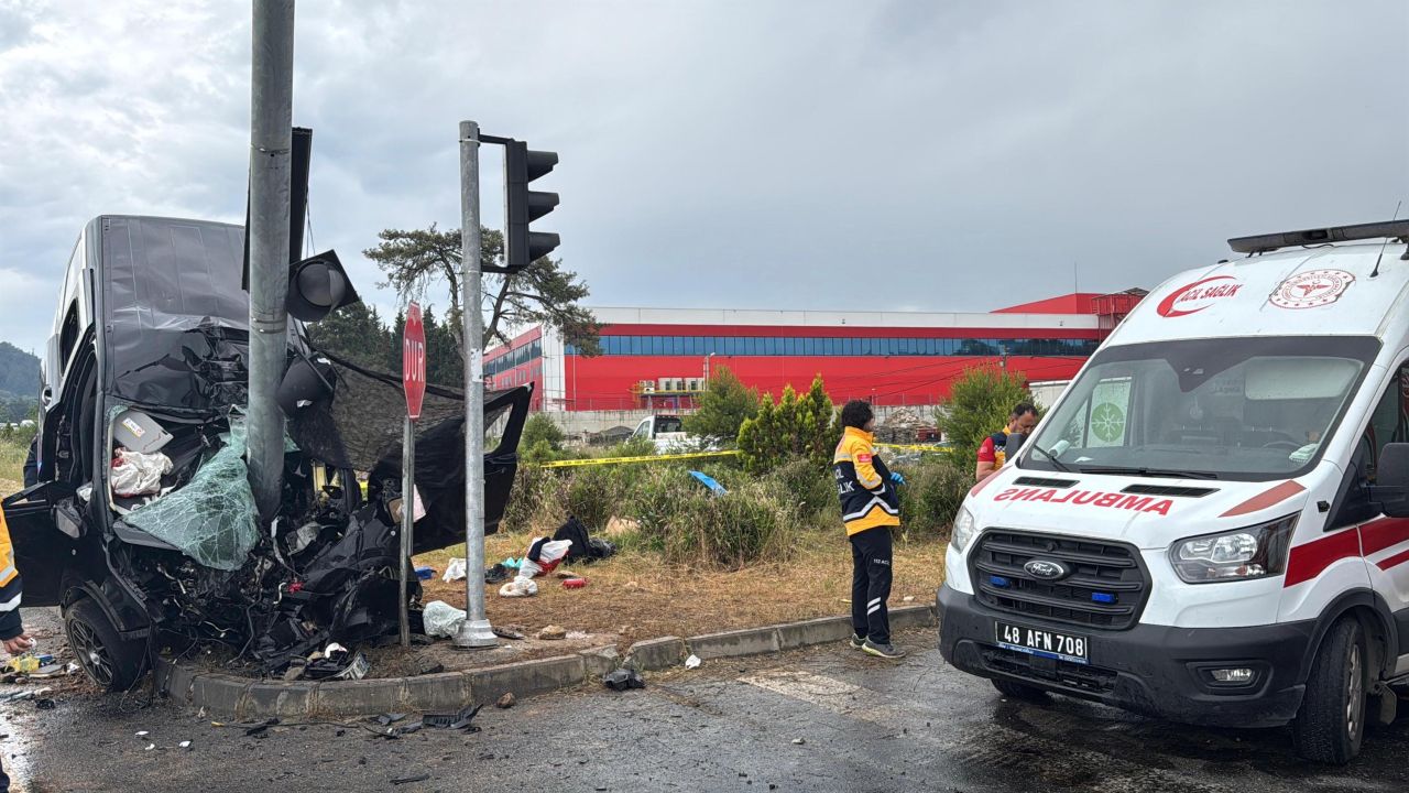 Sinyalizasyon direğine çarpan hafif ticari aracın sürücüsü öldü, 3 yaralı