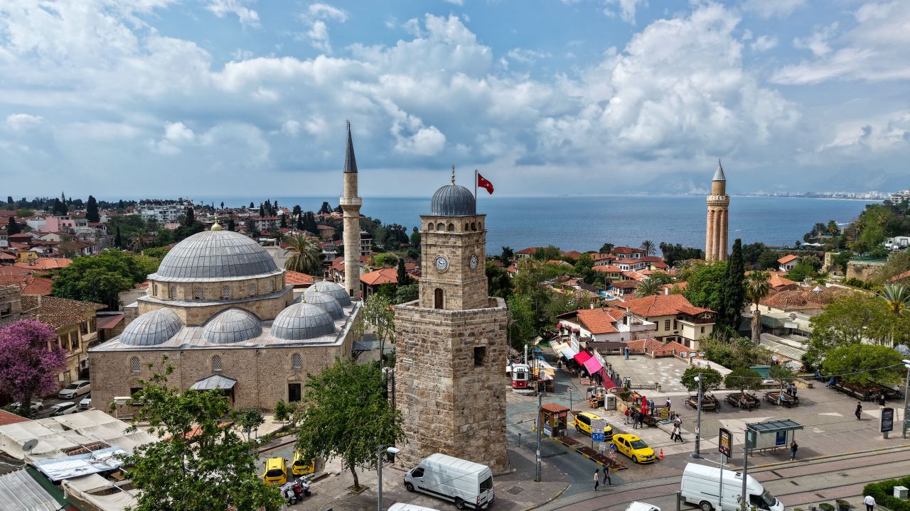 Antalya’nın Tarihi Saat Kulesi Susturuldu: Zaman Durdu
