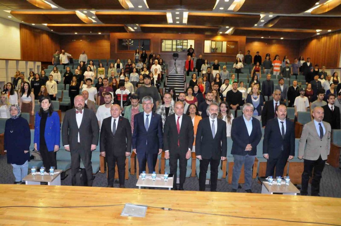 Gazeteci Özer: "Doğru bilgi barışa, yalan bilgi toplumu savaşa yaklaştırır"
