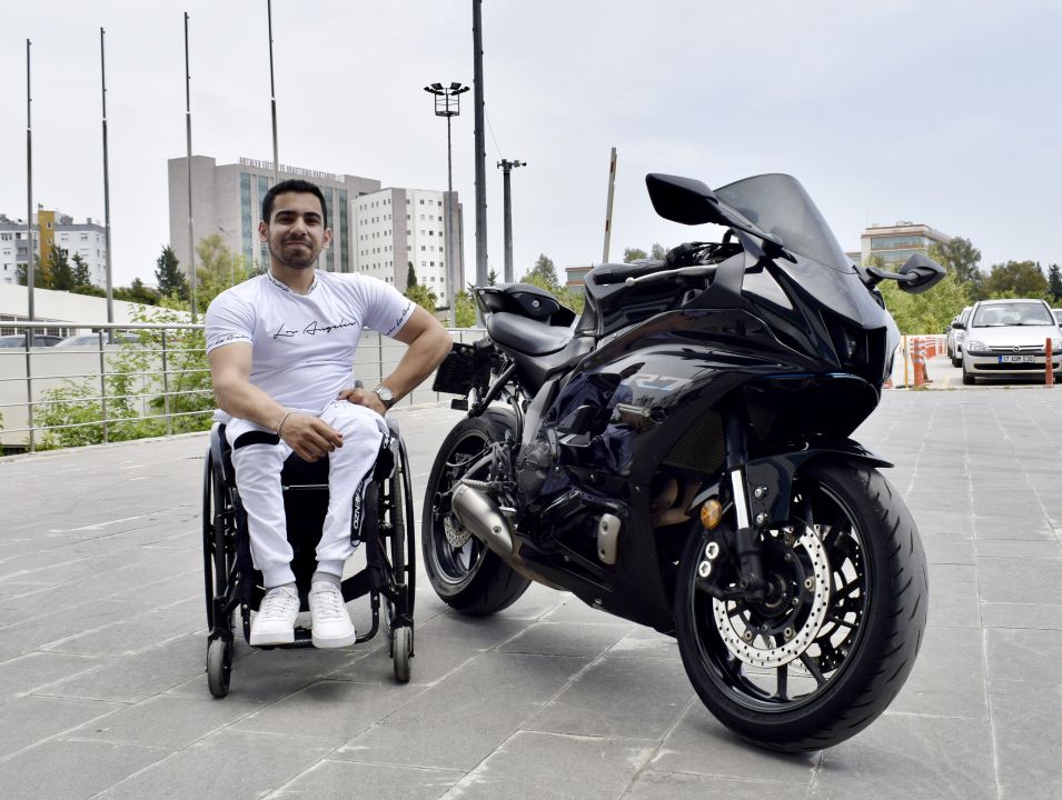 Bedensel engelli milli haltercinin motosiklete binme hayali gerçekleşti