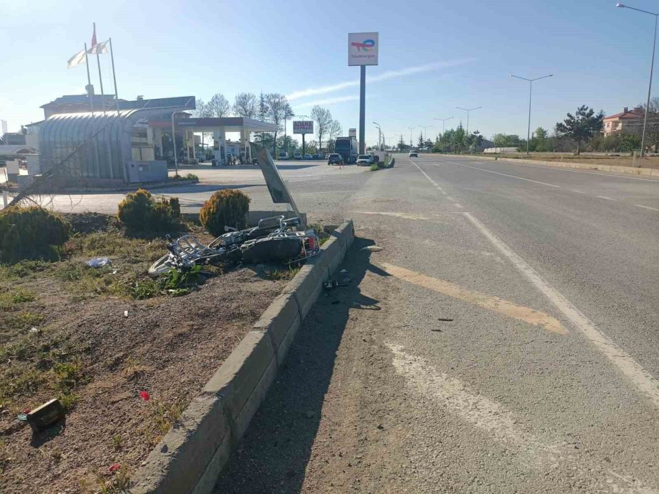Isparta’da kamyonet ile motosiklet çarpıştı: 2 yaralı