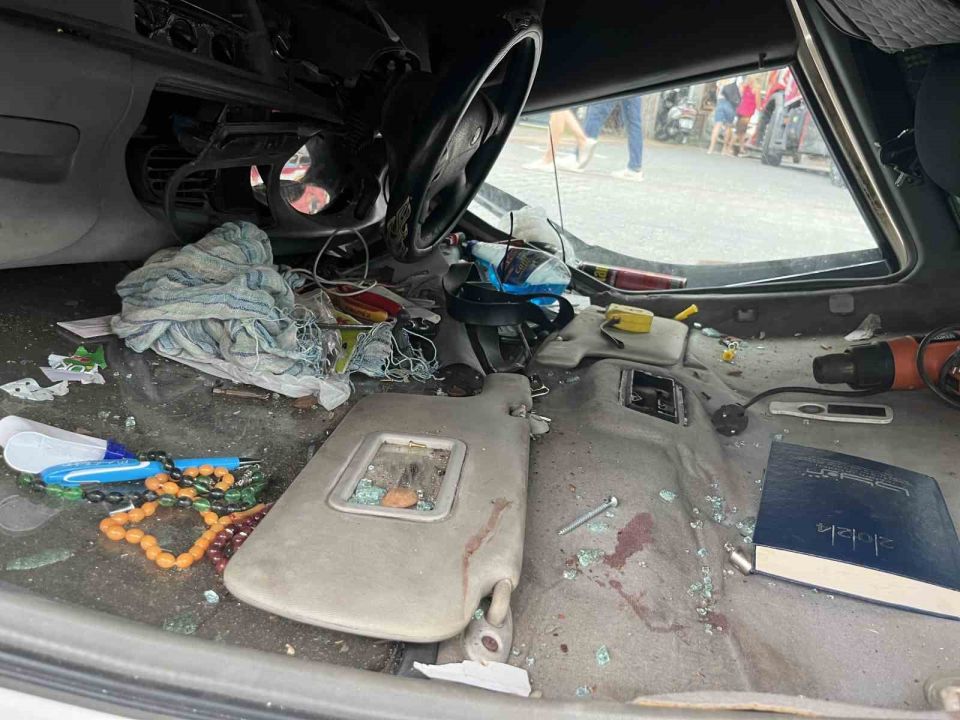 Alanya’da kontrolden çıkan kamyonet önce otomobile çarptı, ardından takla attı: 1 yaralı