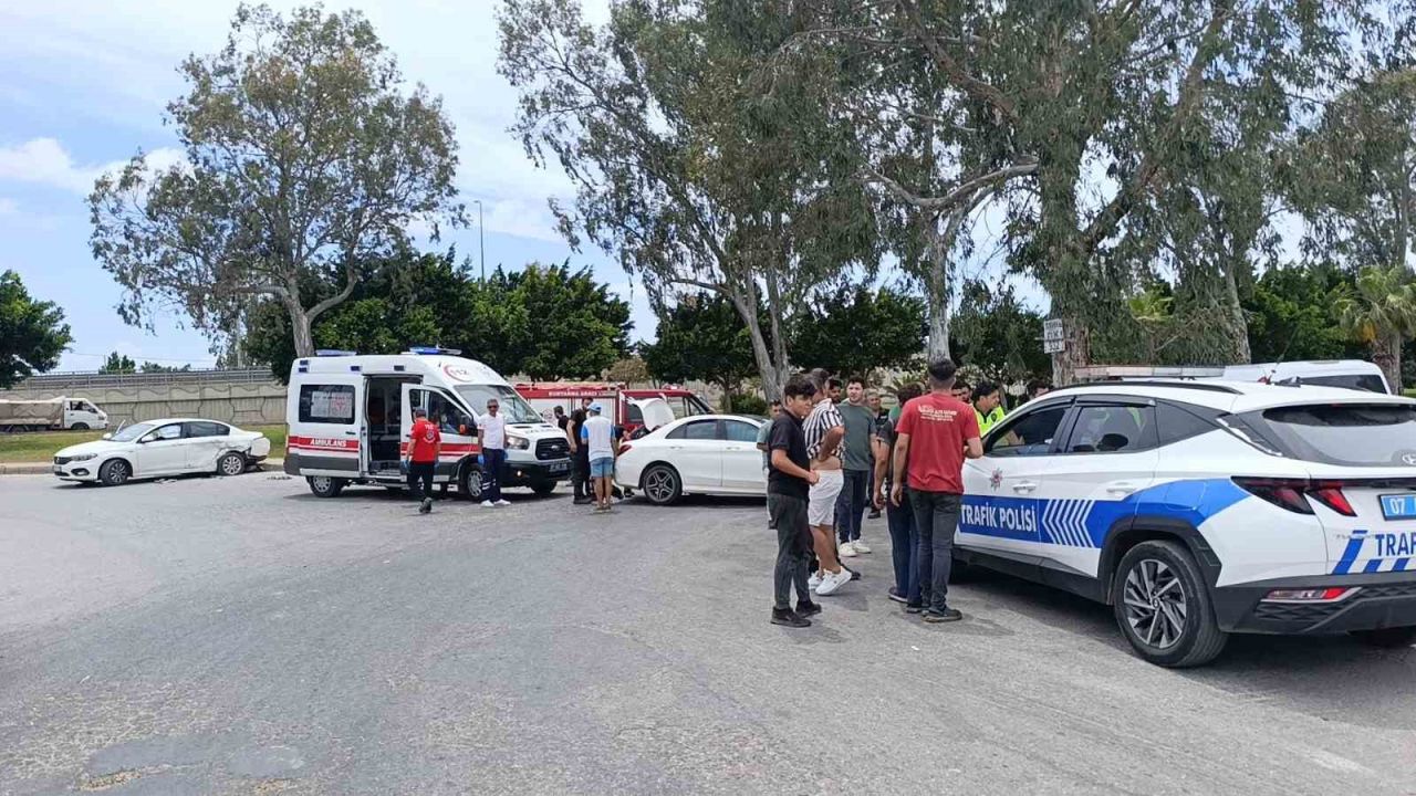 Manavgat’ta iki otomobil çarpıştı