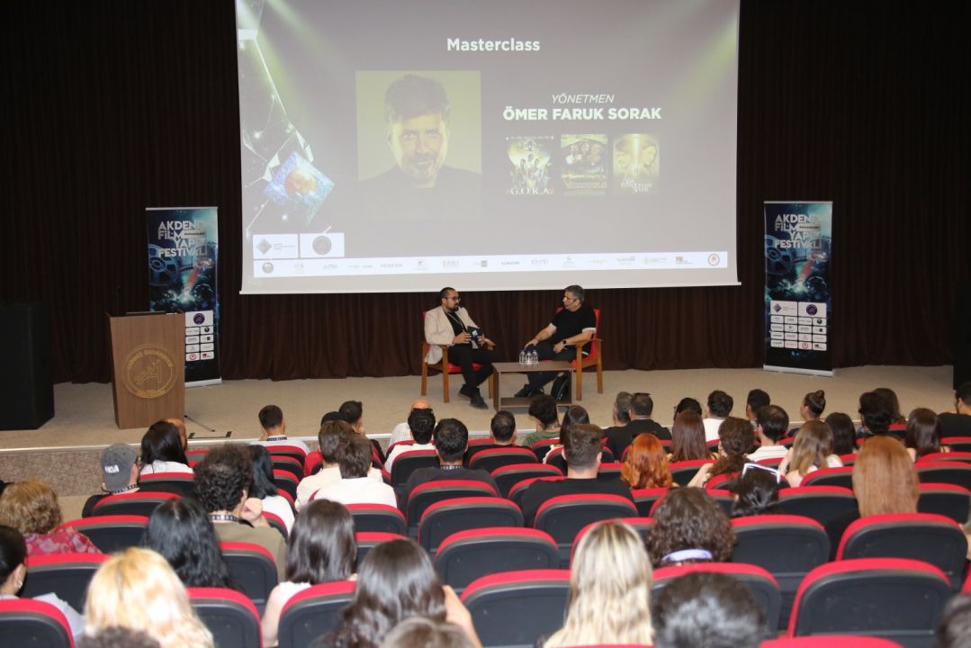 Yönetmen Ömer Faruk Sorak, Akdeniz Üniversitesi’nde öğrencilerle buluştu