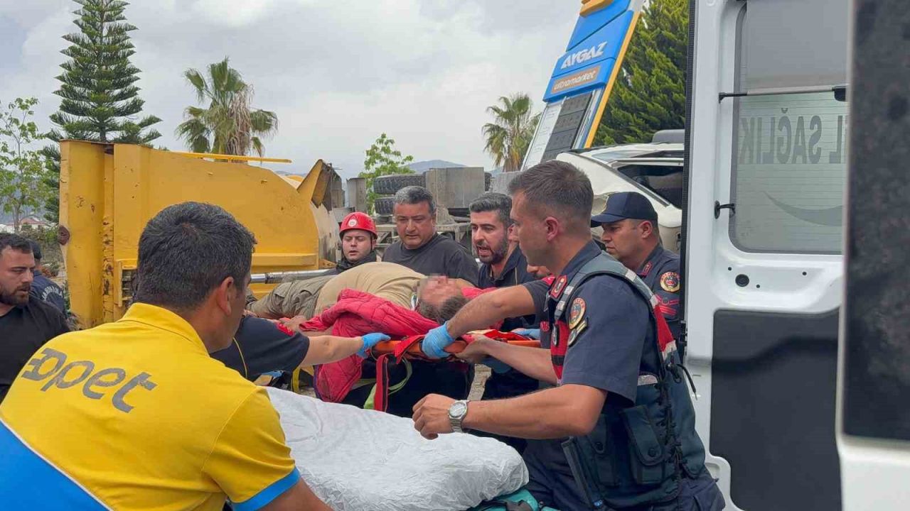 Antalya’da freni patlayan zift yüklü kamyon ortalığı savaş alanına çevirdi! Kaza Kamerada