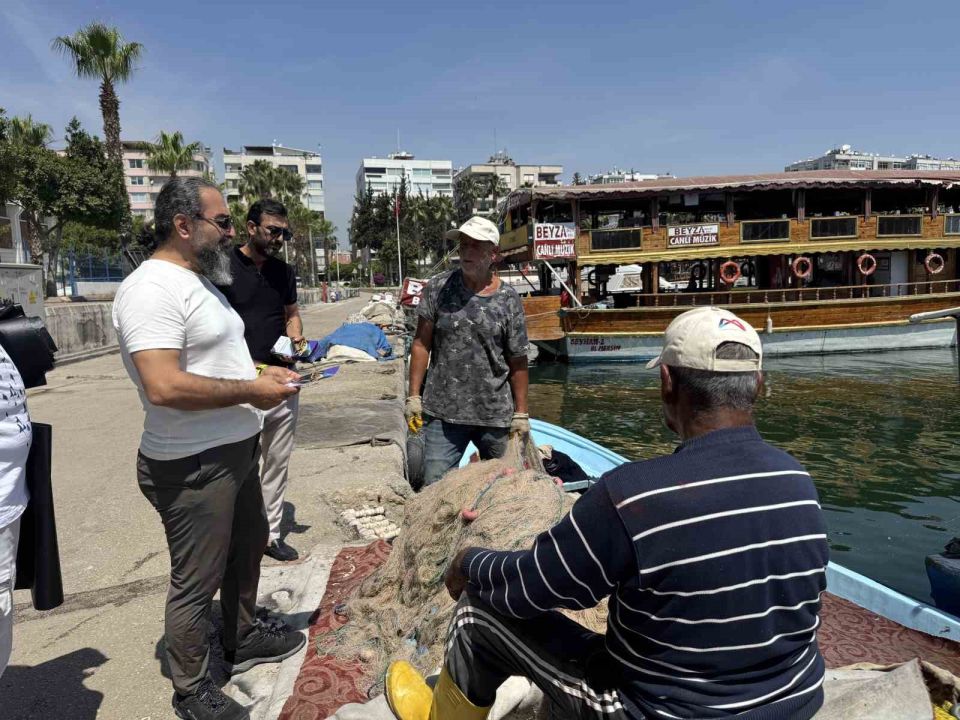 Kolay beslenmeye alışan deniz kaplumbağaları balıkçı barınağını terk etmiyor