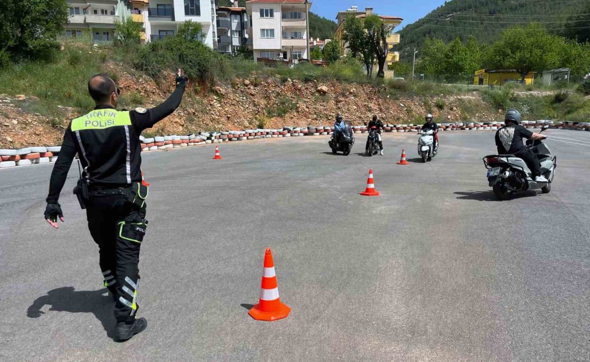 Toplu taşıma şoförleri ve motosiklet sürücüleri bilgilendirildi