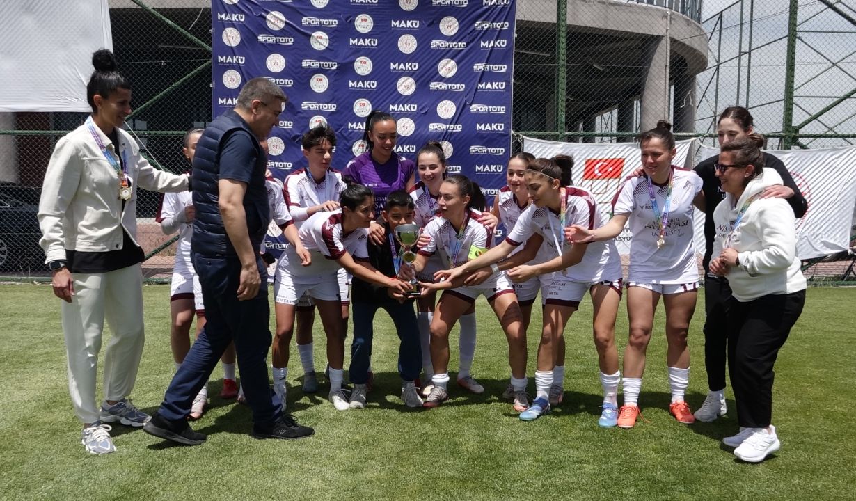 Üniversiteler arası kadın futbolunda Nişantaşı şampiyon oldu