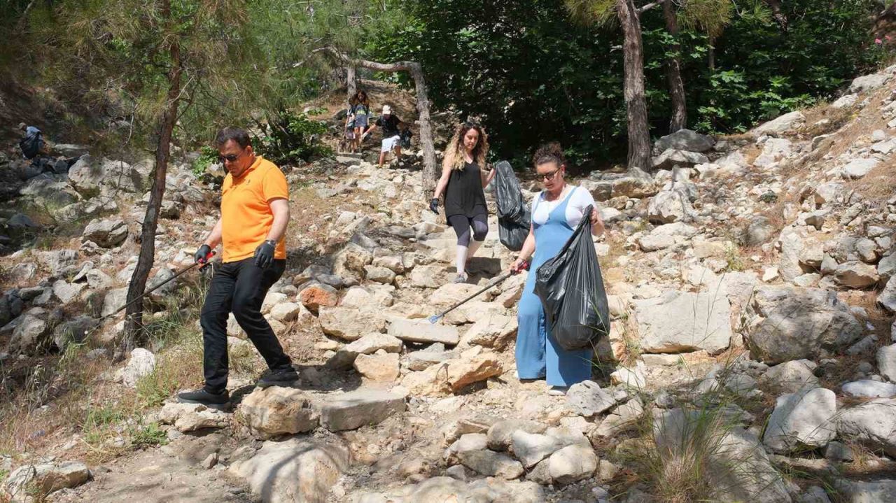 Kemer’de yabancı uyruklu kadınlar belediye ile birlikte poşetler dolusu çöp topladı