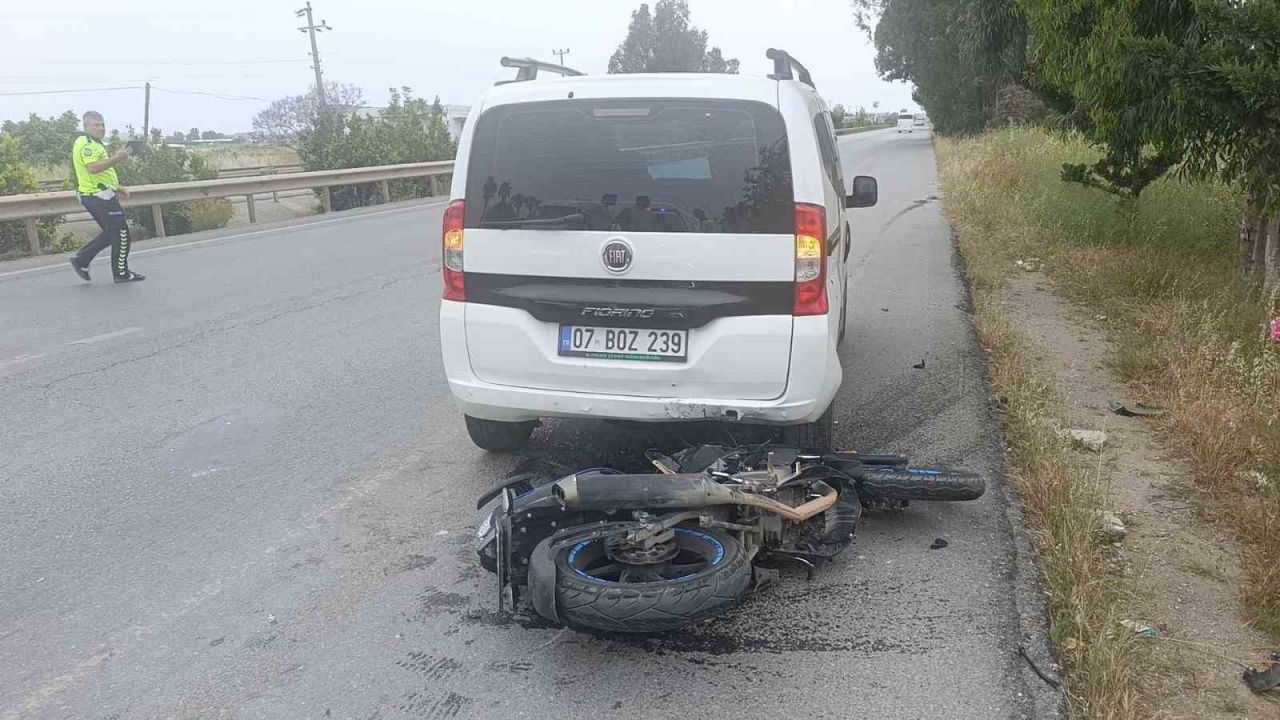 Antalya’da emniyet şeridinde duran araca motosiklet çarptı: 1 ağır yaralı