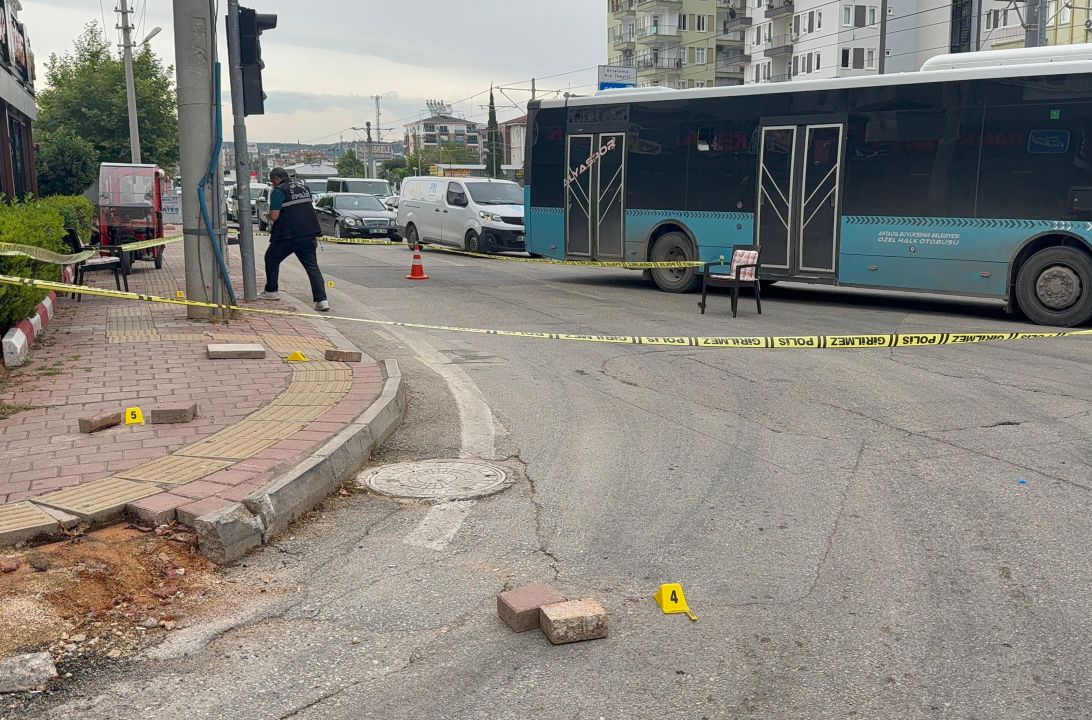 İki grup arasında silah, sopa ve bıçaklı kavga; 4 yaralı