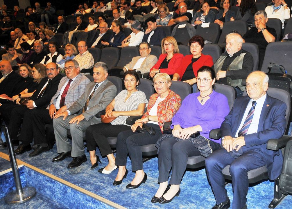 Emekli subay ve eşlerinden türkü şöleni
