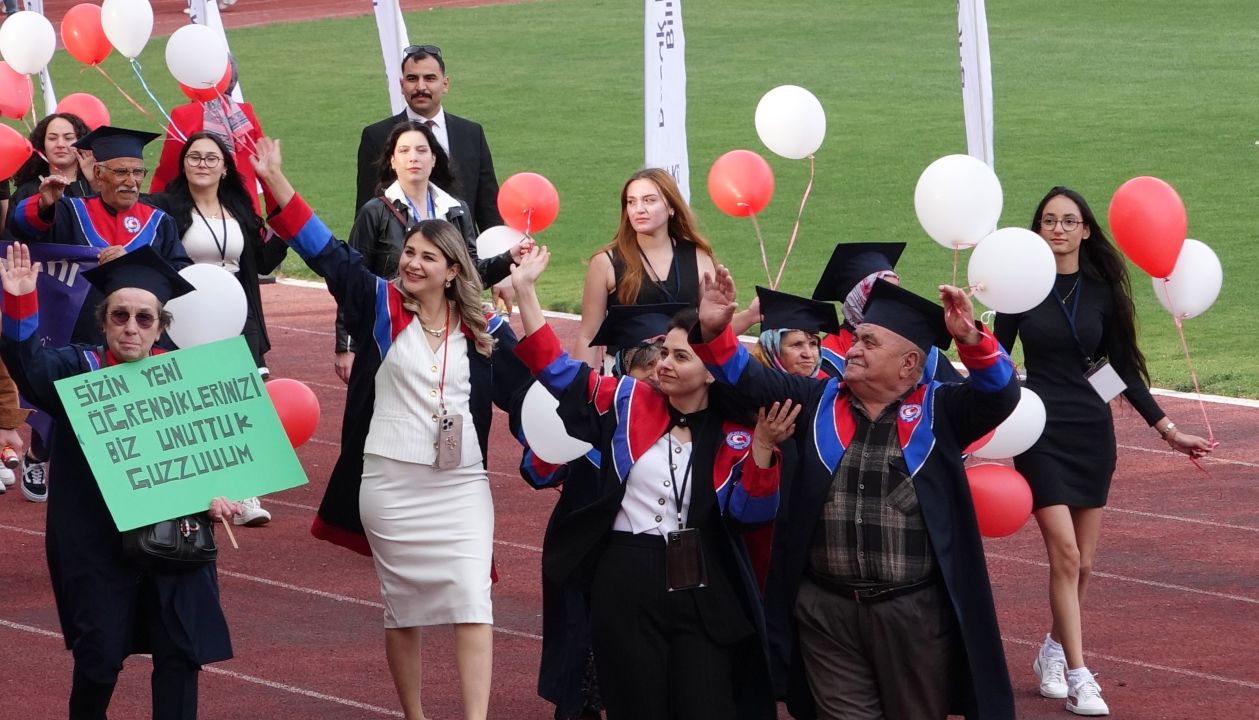 MAKÜ'de mezuniyet coşkusu