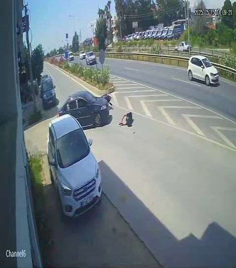 Otomobille çarpışan motosikletin sürücüsü metrelerce savruldu