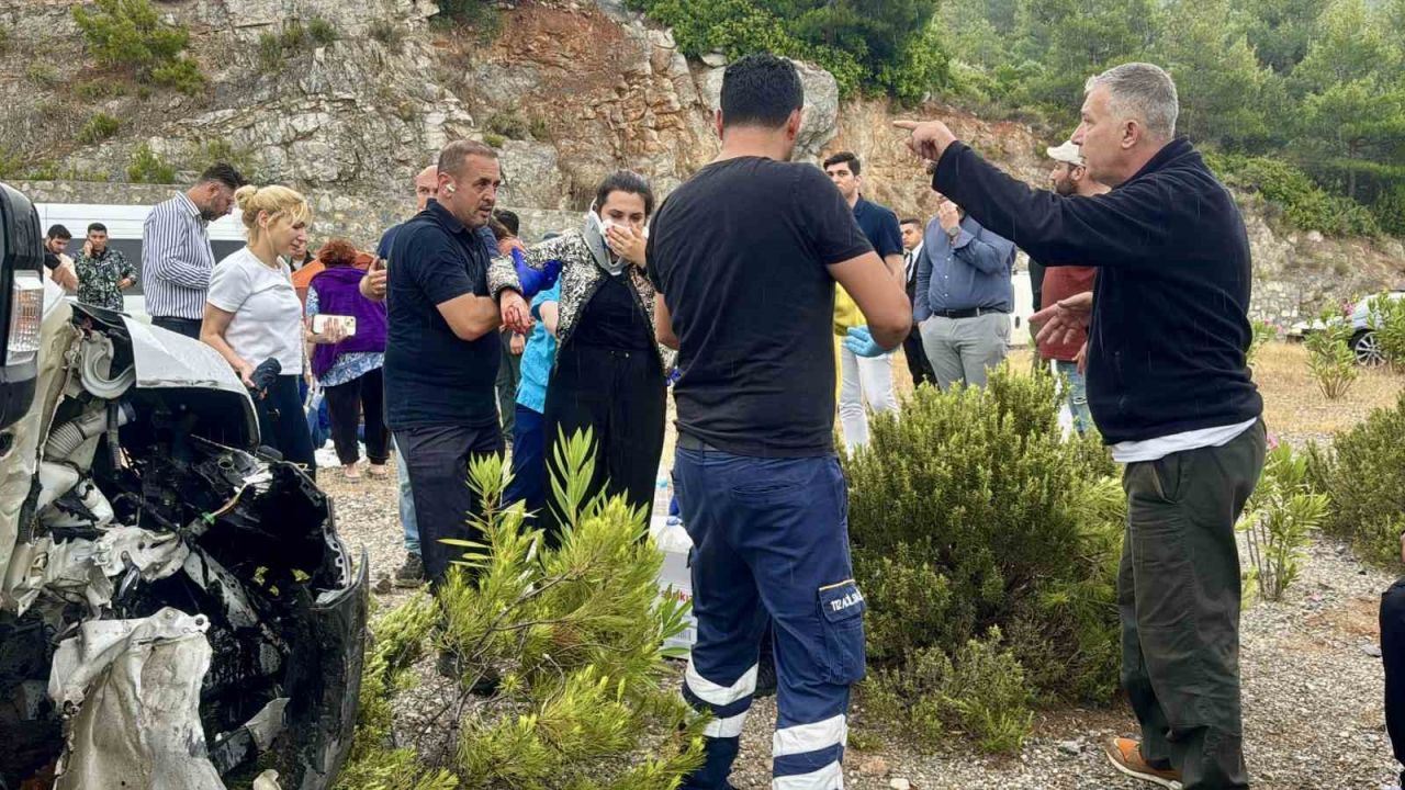 Bodrum’da can pazarı: Minibüsle otomobil çarpıştı, 15 kişi yaralandı