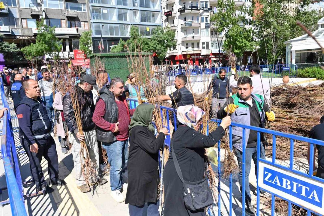 Fidanlar Bizden Meyveler Sizden: Isparta’da 15 Bin Fidan Vatandaşla Buluştu