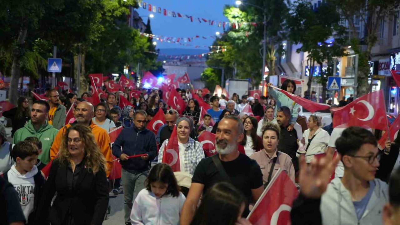 Cumhuriyet Meydanı’nda Gençlik Rüzgarı: Burdur’da Unutulmaz Gençlik Gecesi