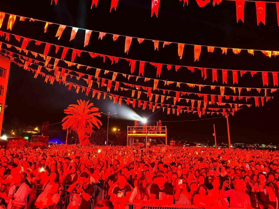 19 Mayıs Alanya’da fener alayı ve Gökhan Özen konseriyle kutlandı
