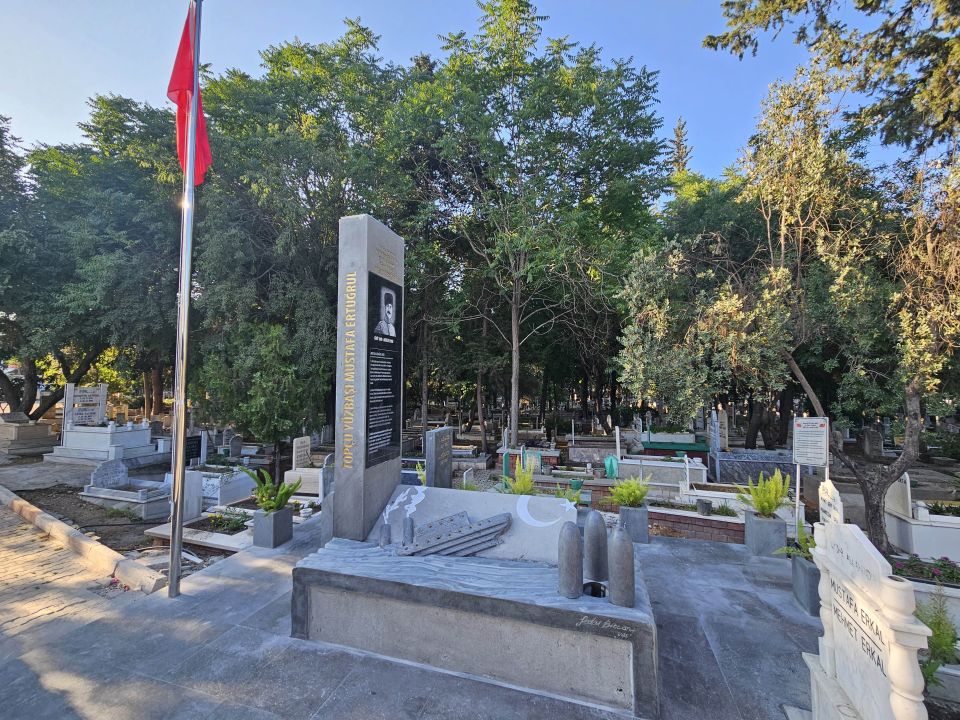 Antalya'nın kahramanı Yüzbaşı Aker'e anıt mezar