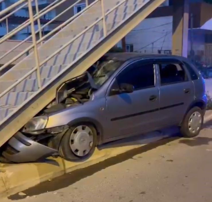 Mersin’de otomobil üst geçide çarptı: 6 yaralı