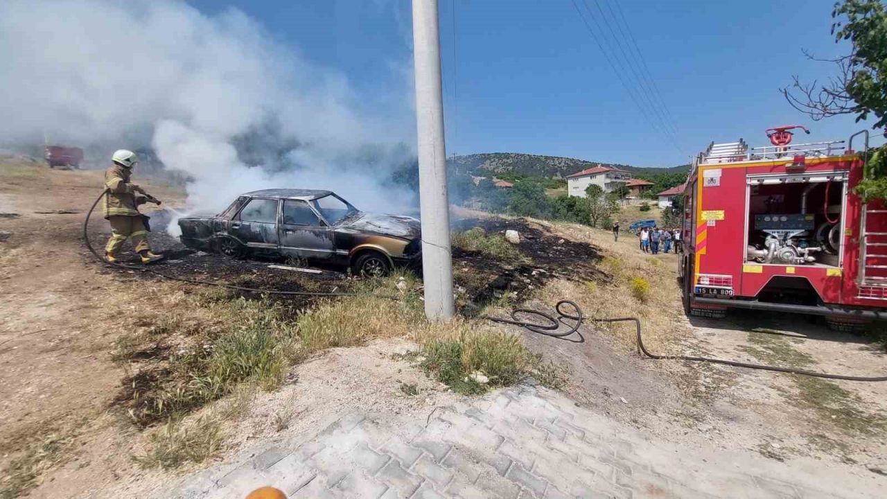Burdur’da park halindeki otomobil alev alev yandı